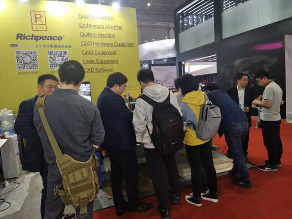 　  如果没有把握让客户增值  就果断的放弃订单  　　——Richpeace上工富怡          接下来由小编详细为您介绍富怡大幅面激光裁床    富怡大幅面激光裁床.jpg         1.大幅面自动送料系统满足整匹布料的下料、加工，为企业提高生产效率  　　2.恒定光路设计确保大幅面切割时各个位置光路输出一致, 加工效果一致  　　3.机体分体式设计，方便装运  　　4.直线导轨XY向运动  　　5.软件直接与AutoCAD，CorelDraw，富怡服装CAD 无缝对接， 实现雕刻图形直接