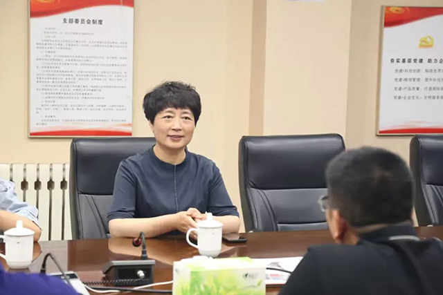 宝坻区总工会领导深入基层，为企业职工送关怀！